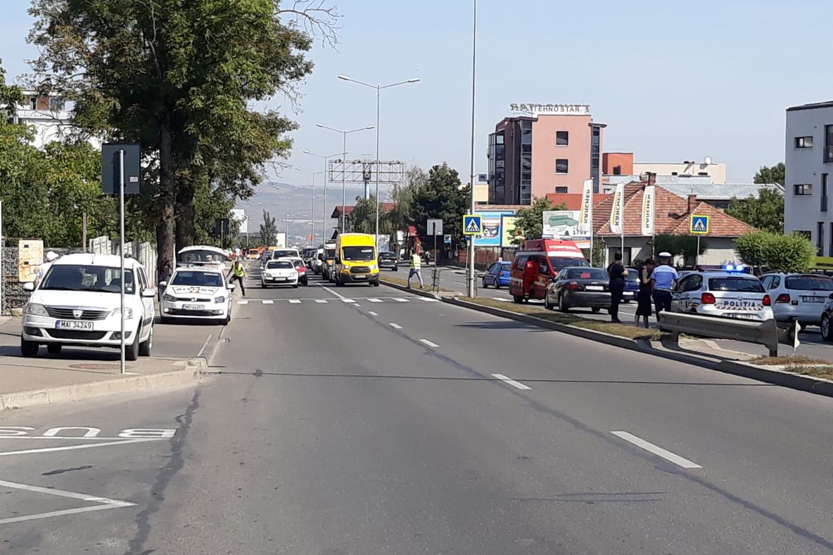 FOTO | Femeie din Bulgaria rănită grav după ce a fost lovită de o maşină pe o stradă din Cluj