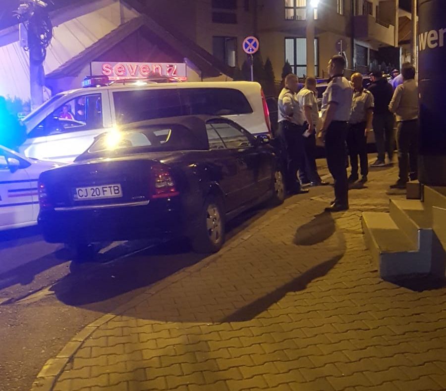 Caz şocant în centrul Clujului: femeie ameninţată cu un pistol de doi bărbaţi mascaţi (FOTO)