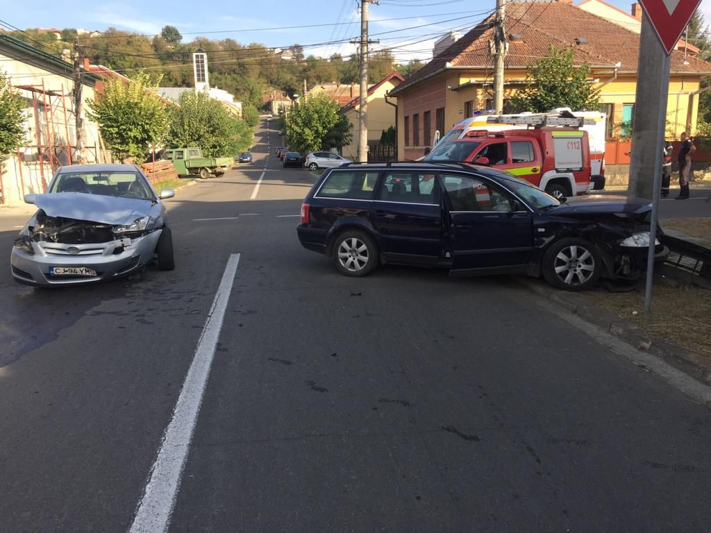 FOTO | Accident în Dej! Patru persoane rănite după impactul dintre două maşini