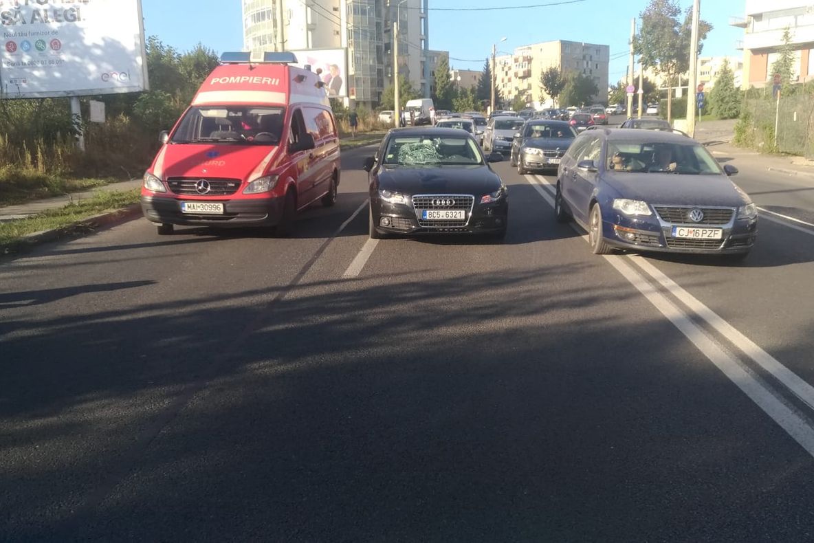 Accident pe o stradă din Cluj! O minoră care încerca să salveze o pisică a fost lovită de maşină (FOTO)