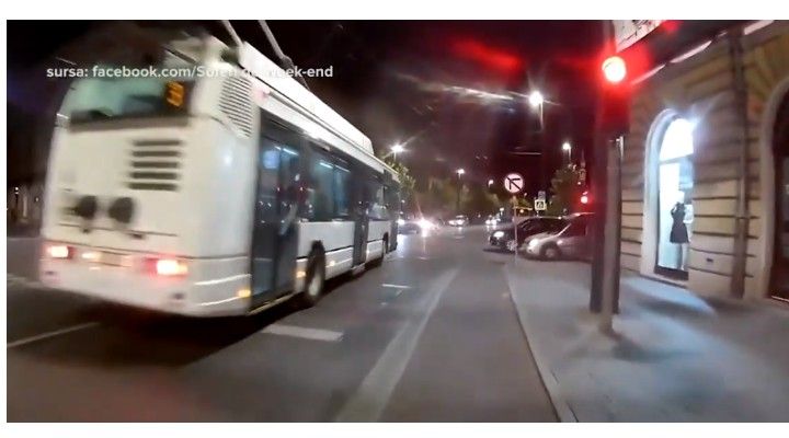 INCONŞTIENŢĂ: Autobuz şi troleibuz pe roşu! Şoferii au rămas fără permise (VIDEO)