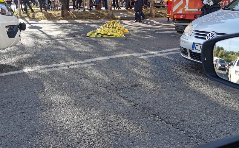 FOTO | Grav accident în Cluj-Napoca! O persoană a murit după ce a fost lovită de autotren pe trecerea de pietoni