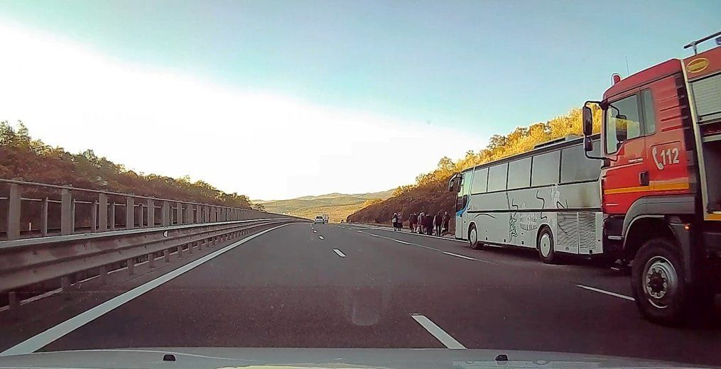 Un autocar plin cu pasageri a luat foc pe Autostrada Transilvania, pe sensul Gilău – Turda (FOTO)