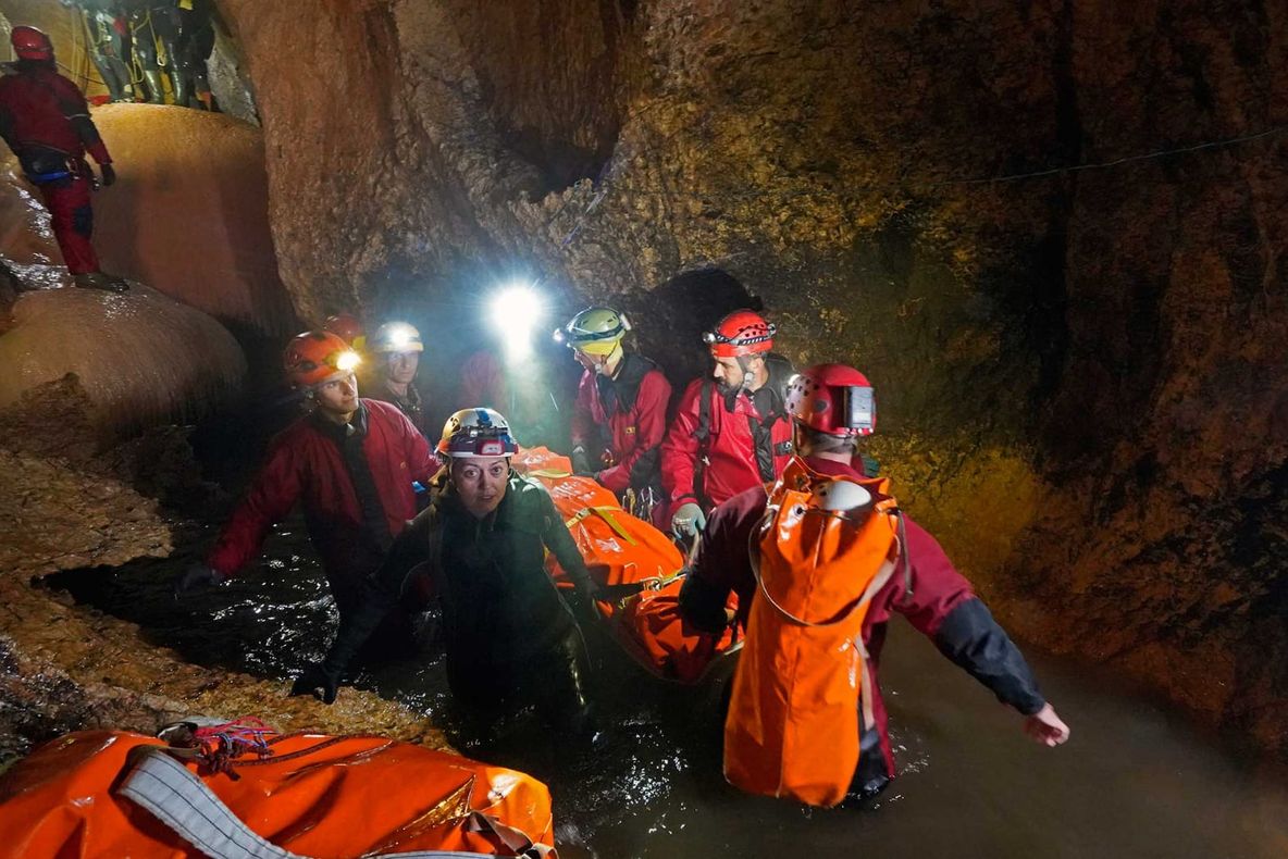 FOTO | Amplu exerciţiu de salvare al Salvamont Cluj, în peştera Şura Mare, Munţii Şureanu