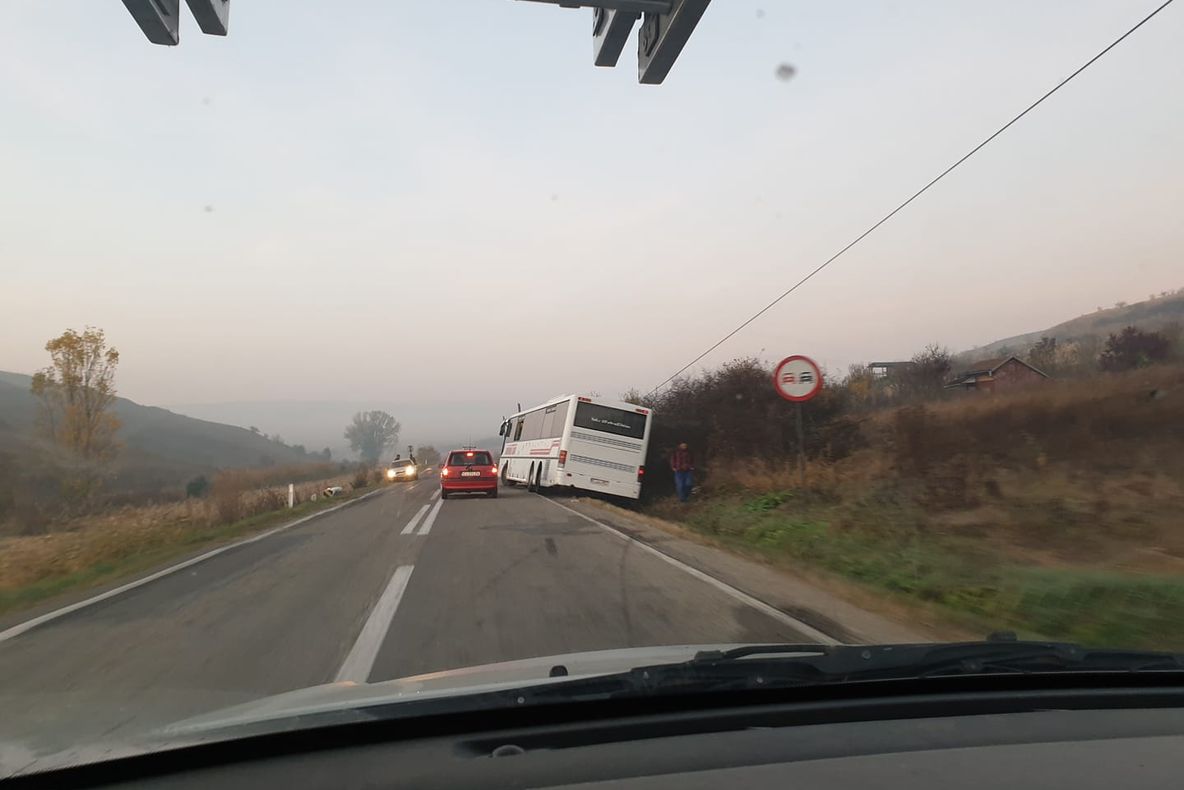 FOTO | Autobuz cu 40 de pasageri implicat într-un accident rutier în Mociu
