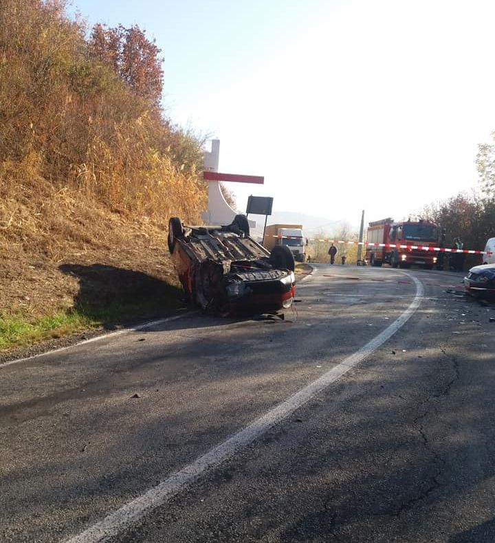 FOTO | Accident grav pe un drum judeţean din Cluj! Trei persoane rănite după impactul dintre trei maşini