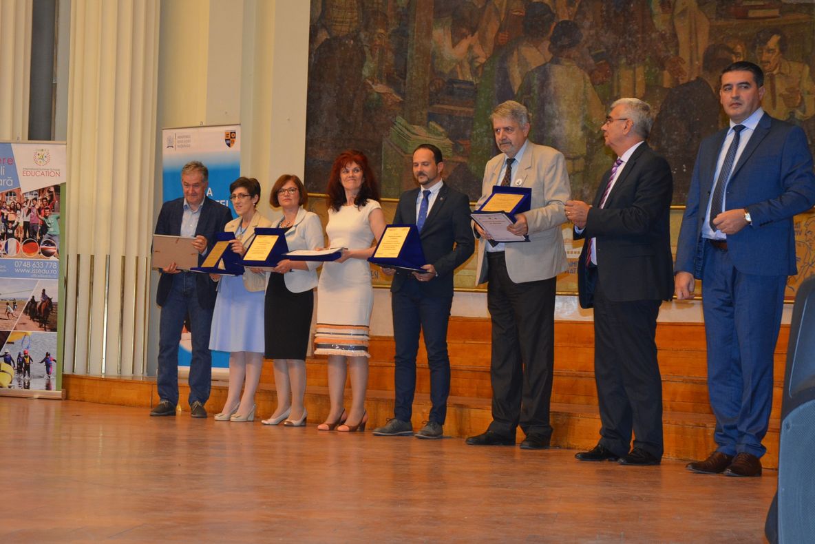 Cei mai buni elevi şi profesori ai Clujului au fost premiaţi (FOTO)
