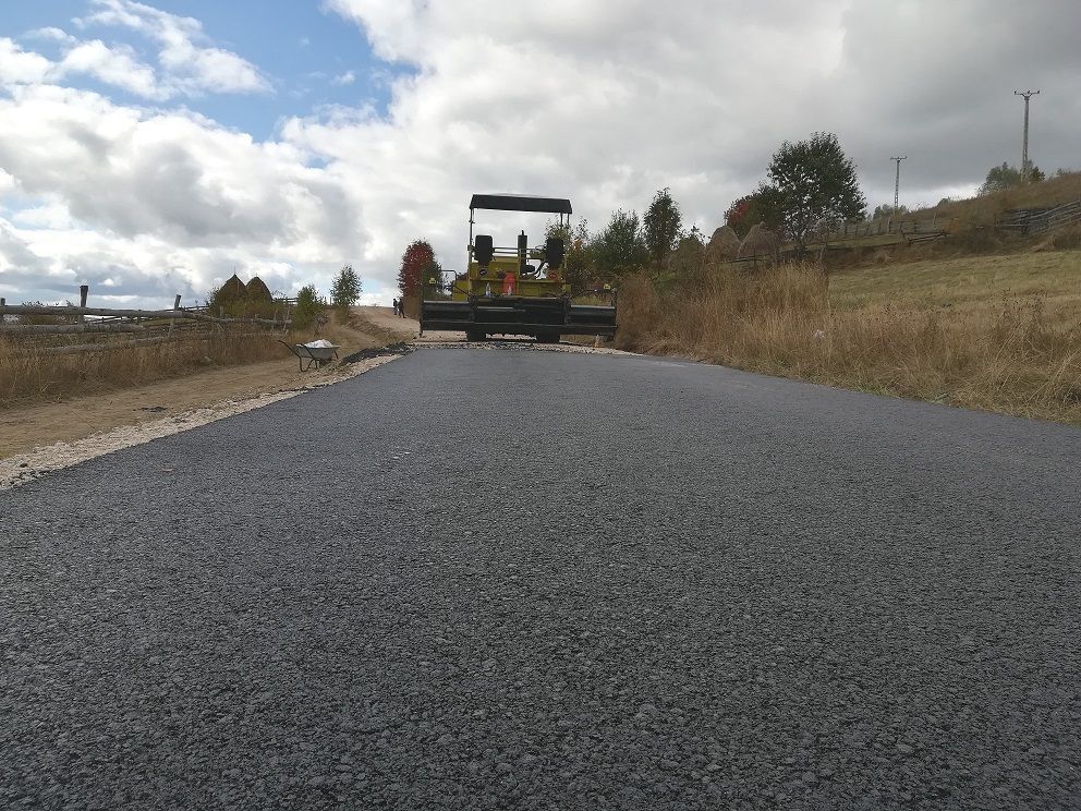 Noi lucrări de asfaltare pe drumul Mărișel – Măguri Răcătău