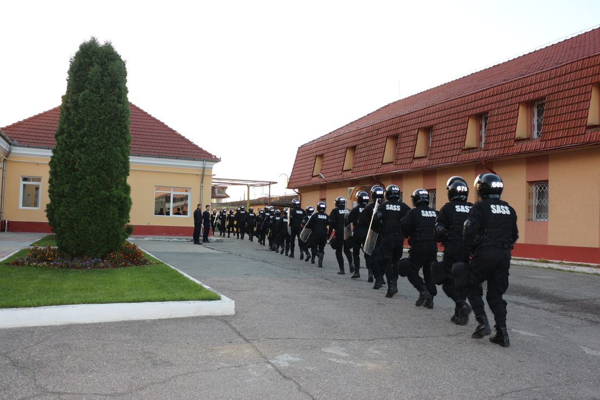 FOTO | Exerciţiu de intervenţie la Penitenciarul Gherla: tulburare majoră a ordinii