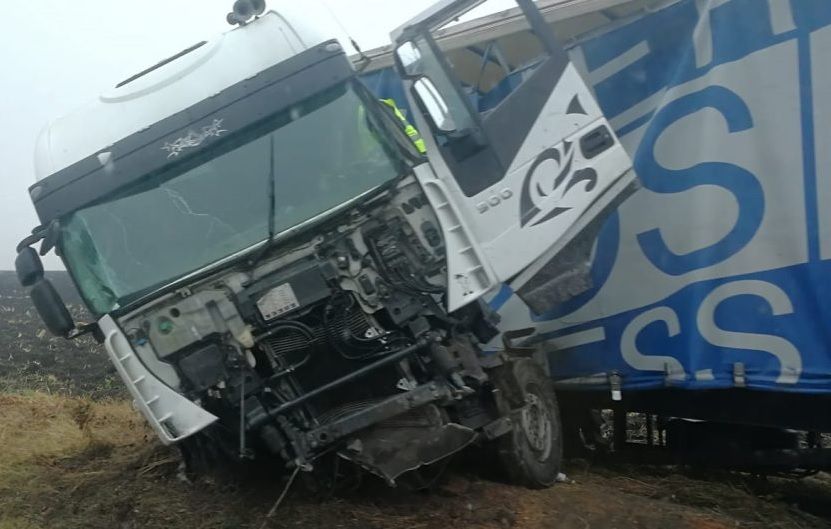 Un TIR s-a răsturnat pe raza localităţii Copăceni. Şoferul ar fi adormit la volan