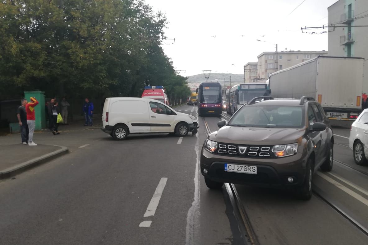 FOTO | Bărbat rănit într-un accident rutier pe Bulevardul Muncii din Cluj-Napoca
