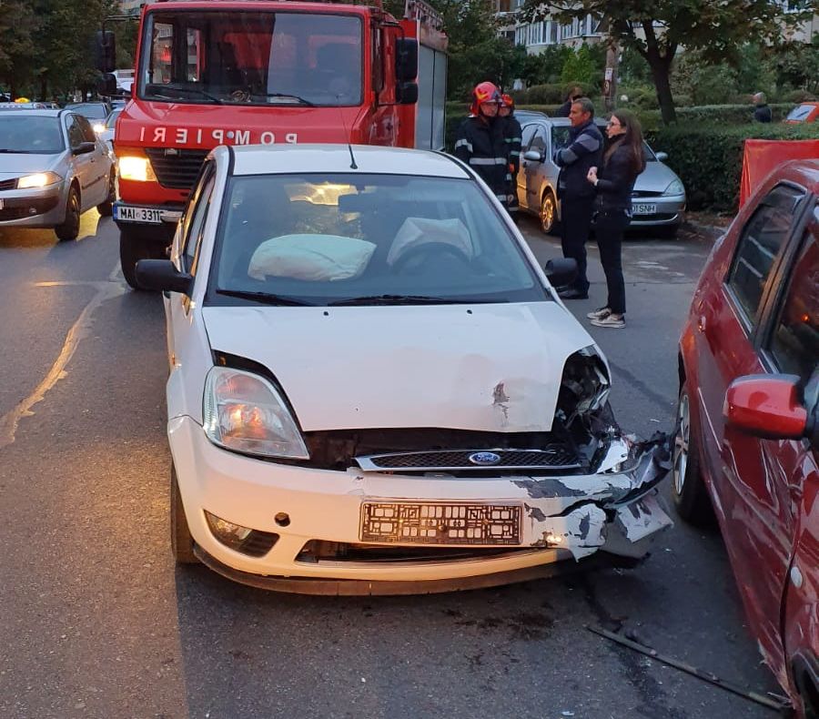 FOTO | Patru maşini implicate într-un accident pe Calea Dorobanţilor din Cluj! Şoferul vinovat a fost rănit
