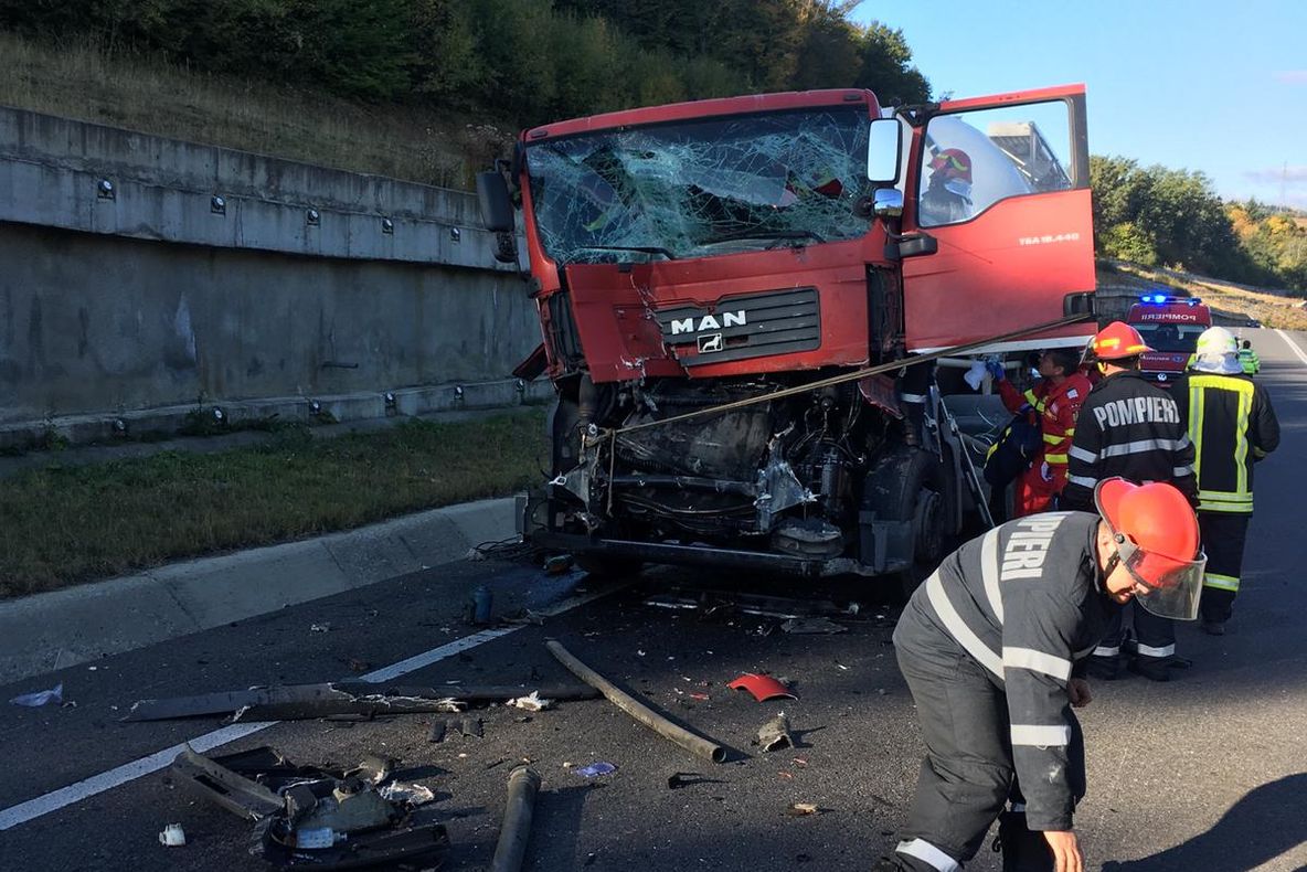 (VIDEO) Două autocamioane s-au ciocnit pe centura Apahida - Vâlcele! Un bărbat din Hunedoara a decedat