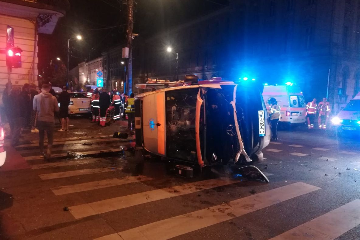 FOTO | Accident grav în Cluj! O ambulanţă s-a răsturnat