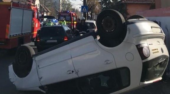 Maşină răsturnată pe strada Traian Vuia din Cluj-Napoca