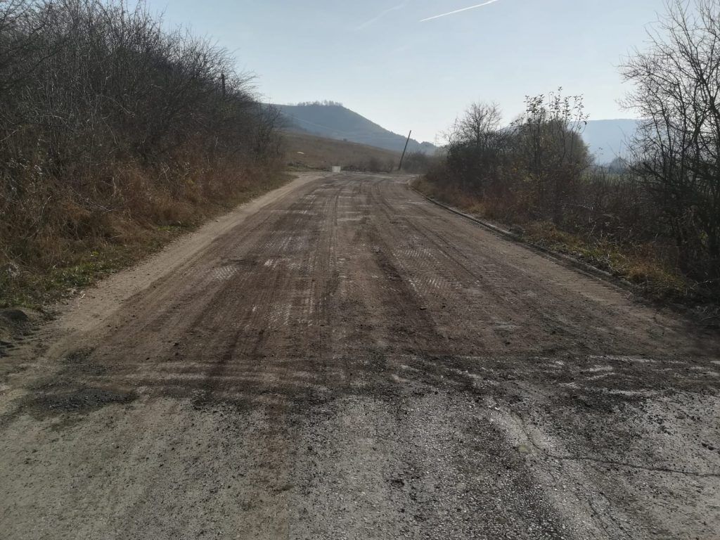 Au fost demarate lucrări de întreţinere pe încă 20 de km de drum judeţean