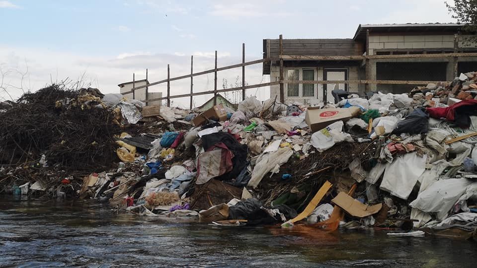 Peste 2.000 de metri cubi de gunoi, strânși de pe malul Someșului Mic