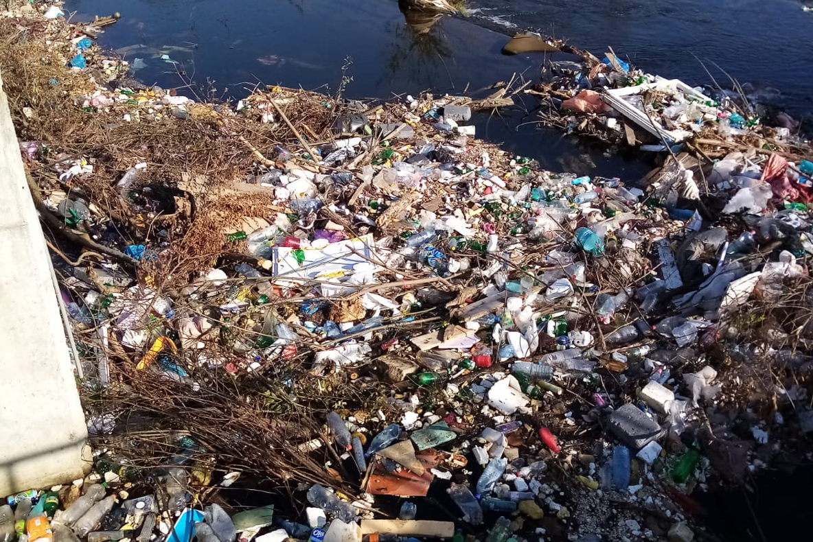 FOTO | 50 de metri cubi de deşeuri strânse din Someş, la intrare în Floreşti