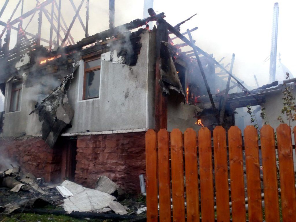 O casă a fost distrusă de foc în localitatea Beliş