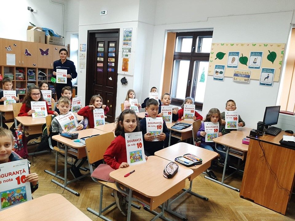 FOTO Peste 100 de elevi informaţi despre fenomenul "bullying"