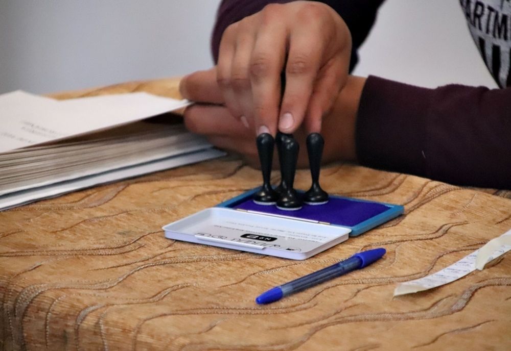 Incident neobişnuit la o secţie de votare din Cluj: operatoare reclamată la BEJ Cluj pentru un decolteu ''prea adânc''