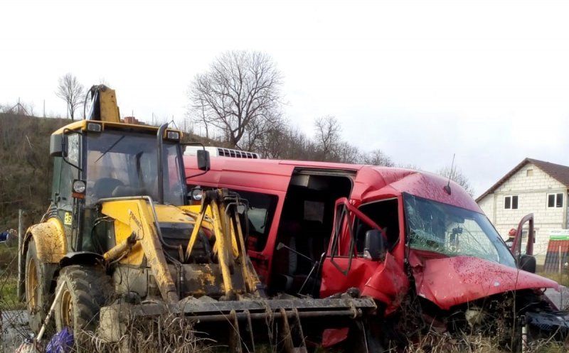 FOTO | Accident rutier: trei răniţi după impactul dintre un microbuz şi un autoexcavator