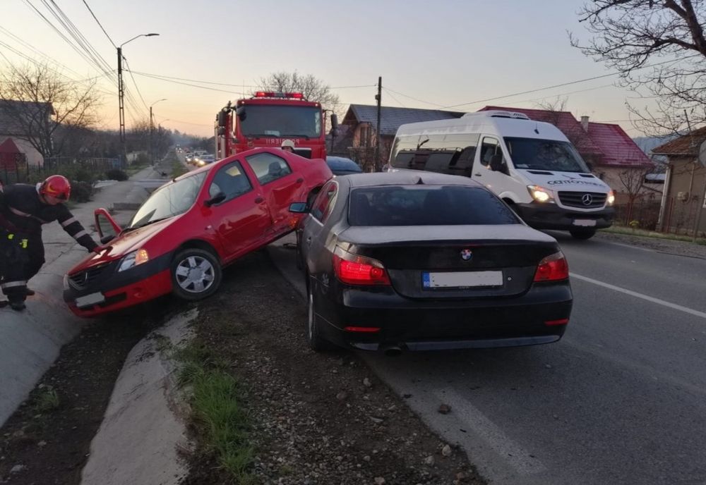 FOTO | Accident în Urişor! O persoană rănită după o depăşire neregulamentară