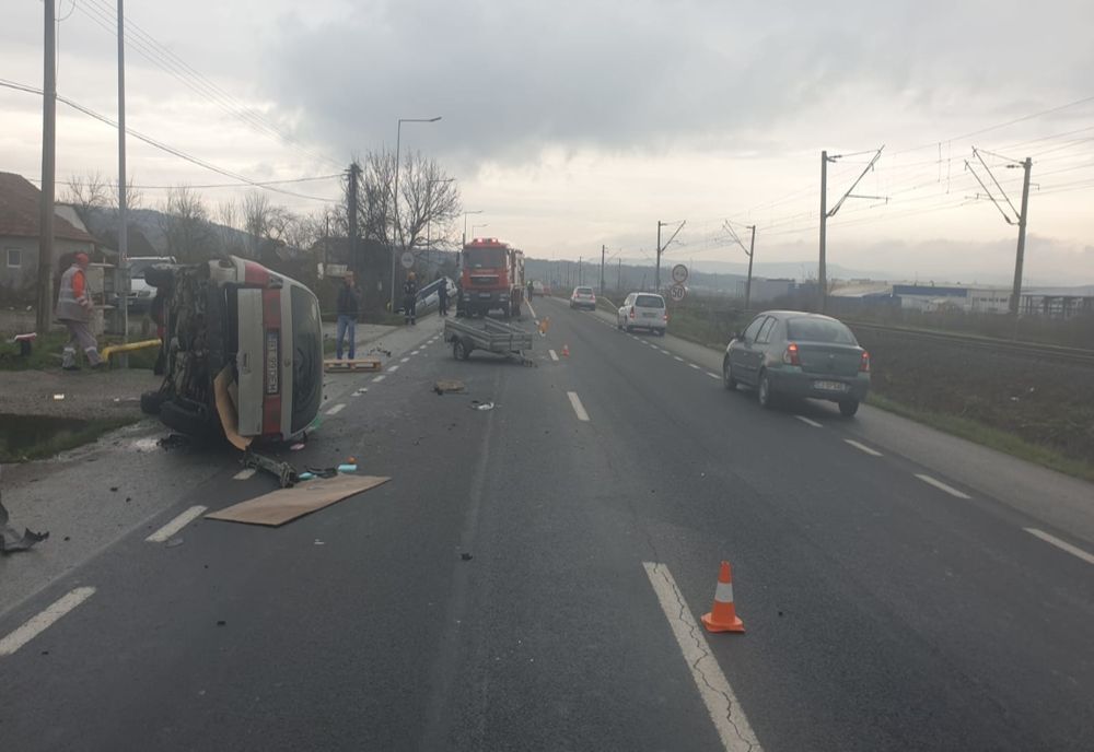 FOTO | Accident grav la intrare în Dej! Două maşini s-au răsturnat