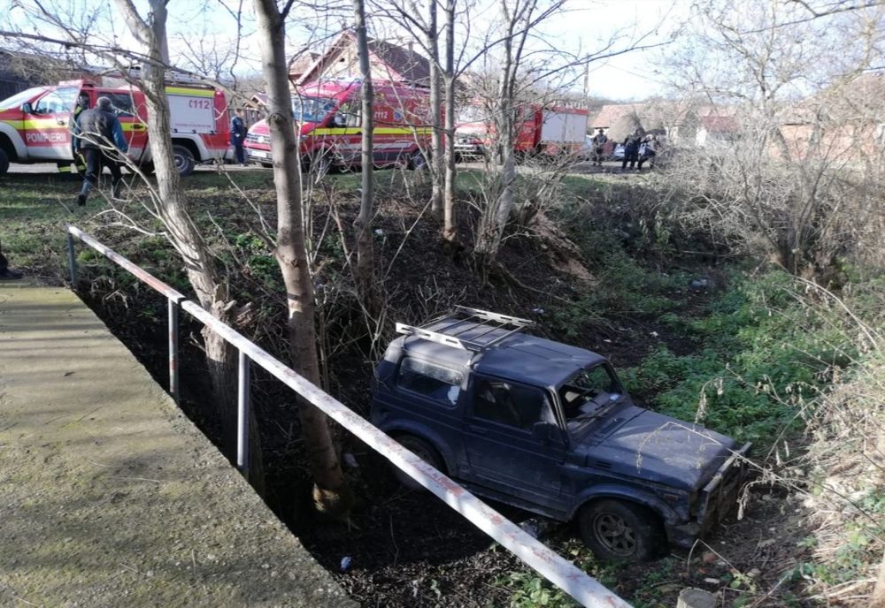 Accident într-un sat clujean! Un bărbat a fost rănit după ce a căzut cu maşina într-o vale (FOTO)