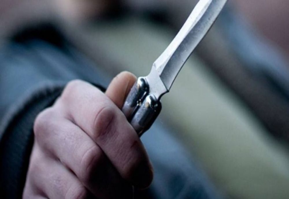 Vânzătoare atacată cu un cuţit de către un bărbat mascat! A fost salvată de un trecător