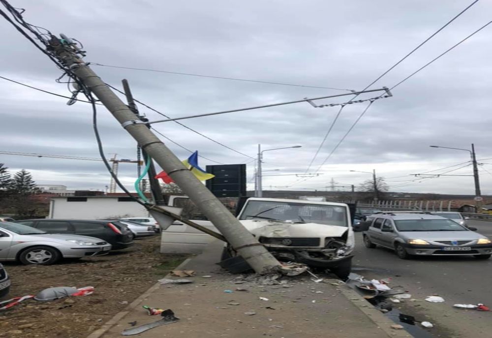 ACCIDENT: maşini distruse şi un stâlp rupt pe un pod din Cluj care a fost dat azi în folosinţă (FOTO)