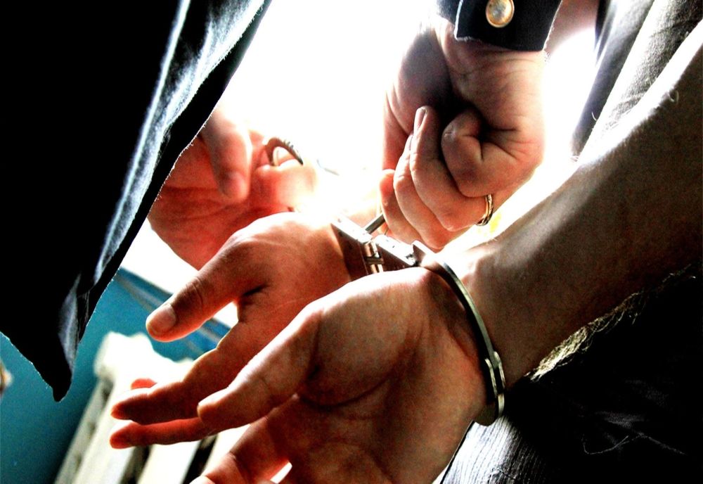 După ce a încercat să fugă de poliţişti a fost prins şi reţinut pentru furt de bani