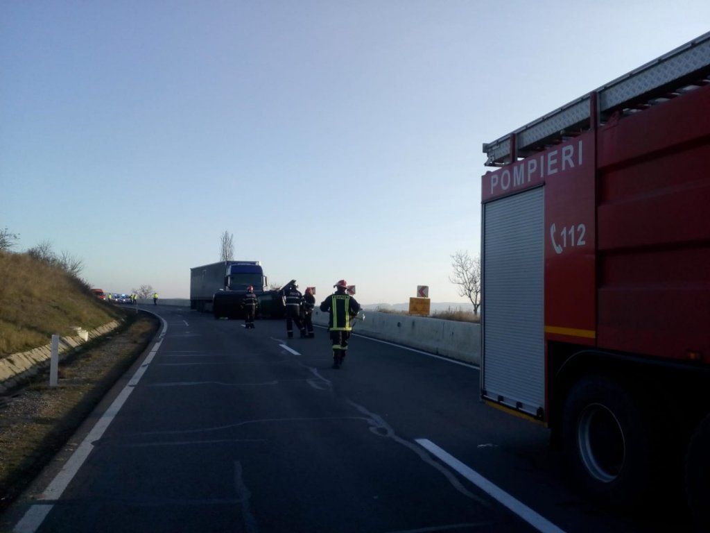 Trei persoane au fost rănite după ce o maşină s-a răsturnat pe raza localităţii Tureni
