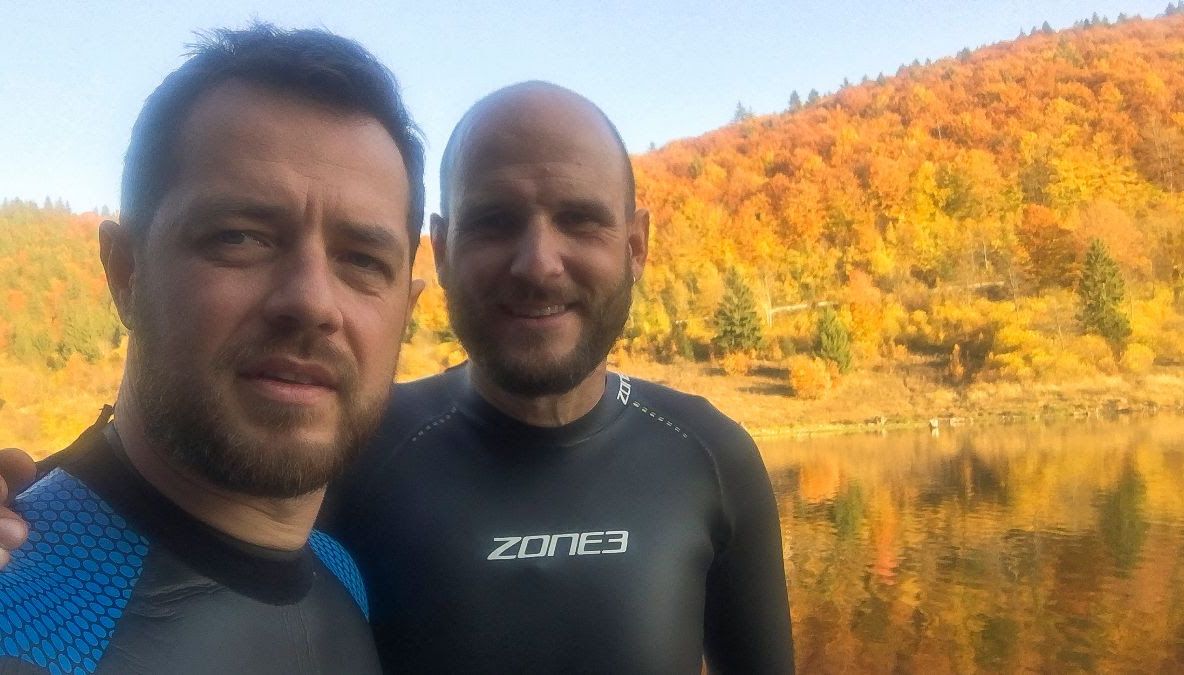 FOTO | Doi tineri din Cluj au înotat în cinci lacuri din România și au strâns zeci de mii de lei pentru copiii bolnavi de cancer