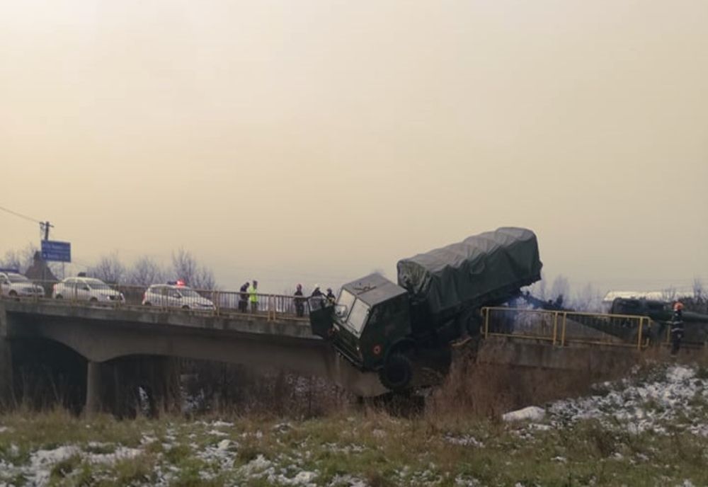 FOTO | Accident în Dej | Camion al Armatei, la un pas să cadă în gol de pe un pod