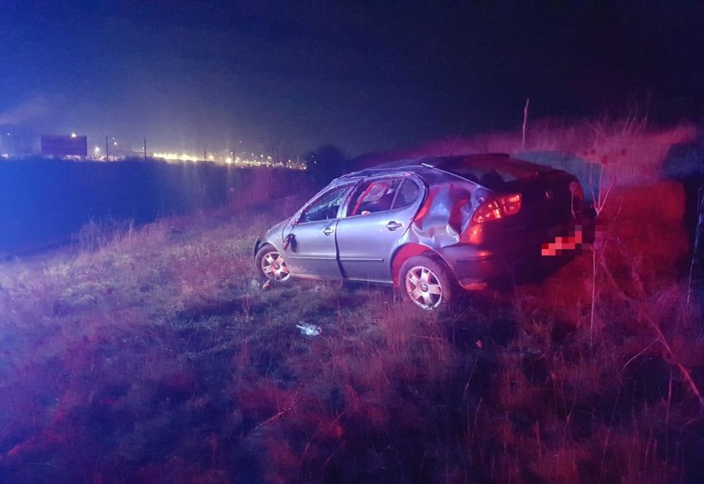 FOTO | Grav accident produs de o tânără de 19 ani! S-a rostogolit de mai multe ori cu maşina