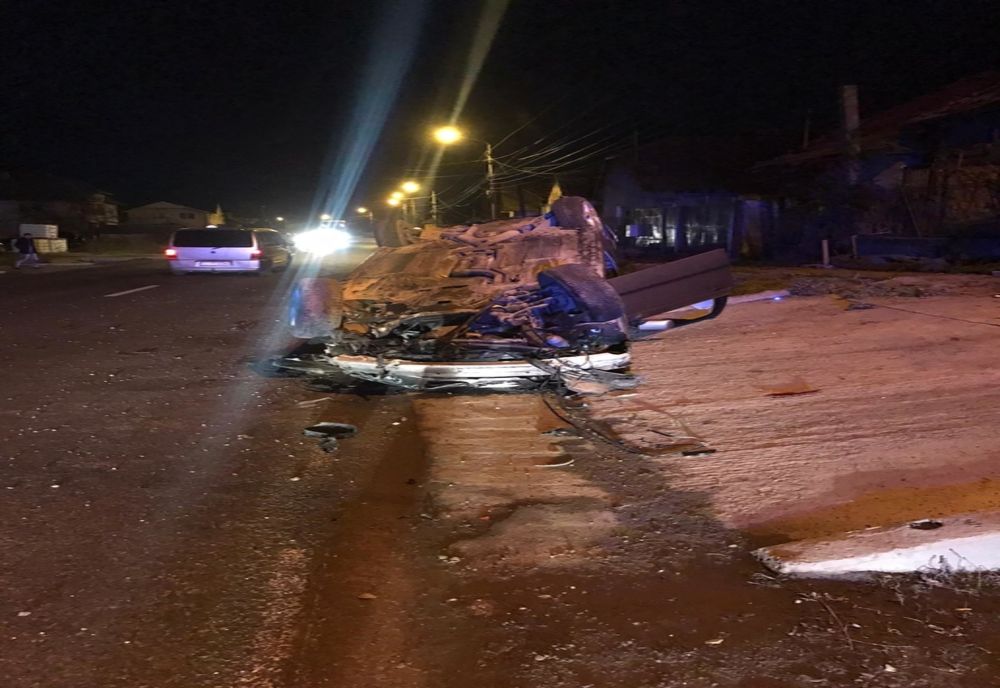 FOTO | Maşină răsturnată pe o stradă din Dej! O tânără de 19 ani a fost rănită