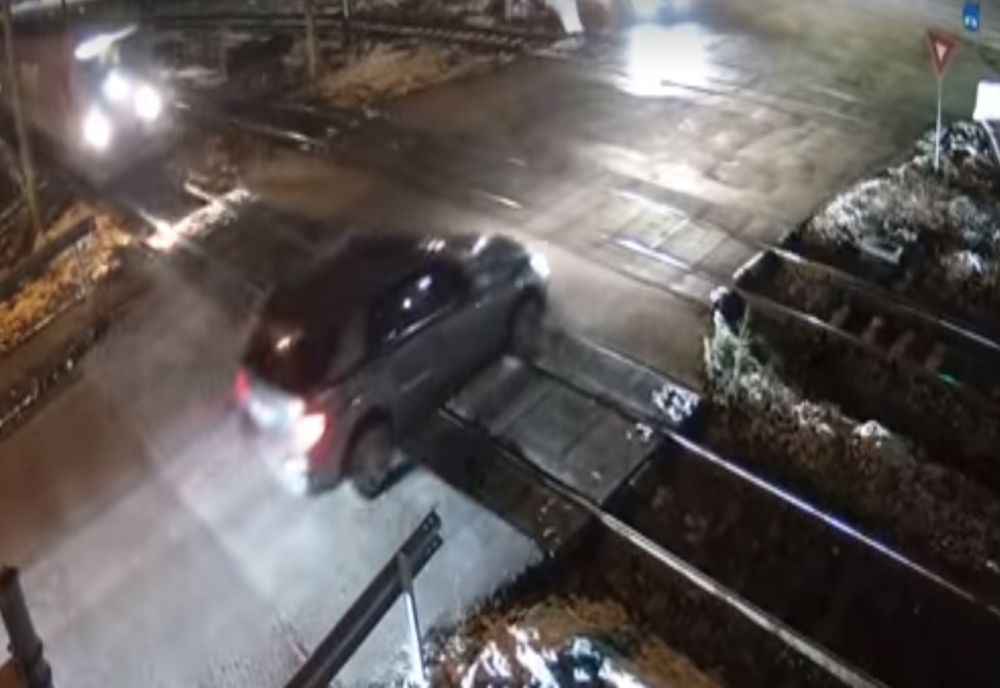 VIDEO | La un pas de tragedie! Cum era să îşi piardă viaţa un tânăr de 20 de ani
