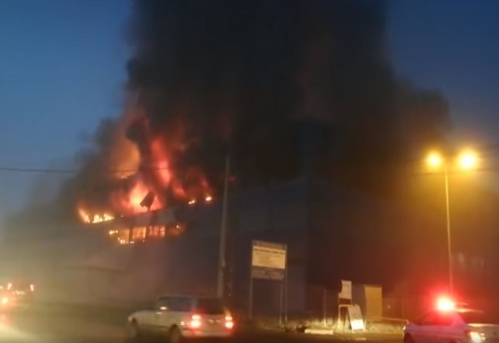 Incendiu la o hală industrială din Câmpia Turzii! Pompierii intervin cu 5 autospeciale (VIDEO)