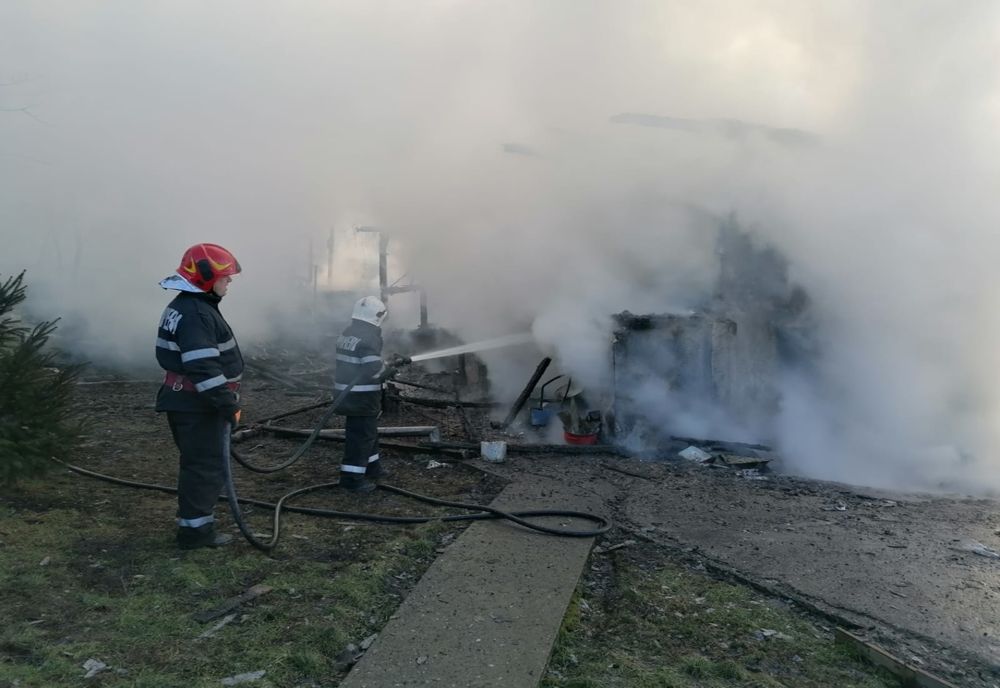 FOTO | Casă distrusă de flăcări! Patru persoane, între care o minoră, au suferit arsuri