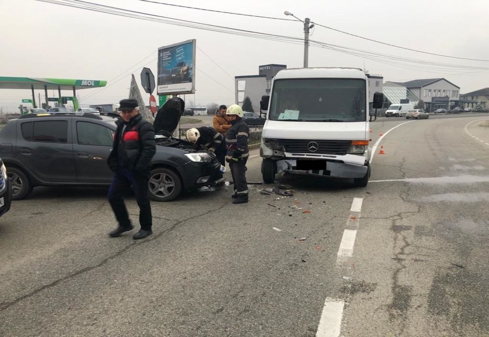FOTO | Accident cu două maşini la ieşire din Dej! Două persoane au fost rănite