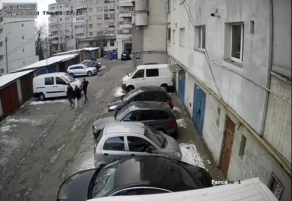 VIDEO | Maşini zgâriate în cartierul Mănăştur! Trei copii au fost surprinşi de camerele de supraveghere 