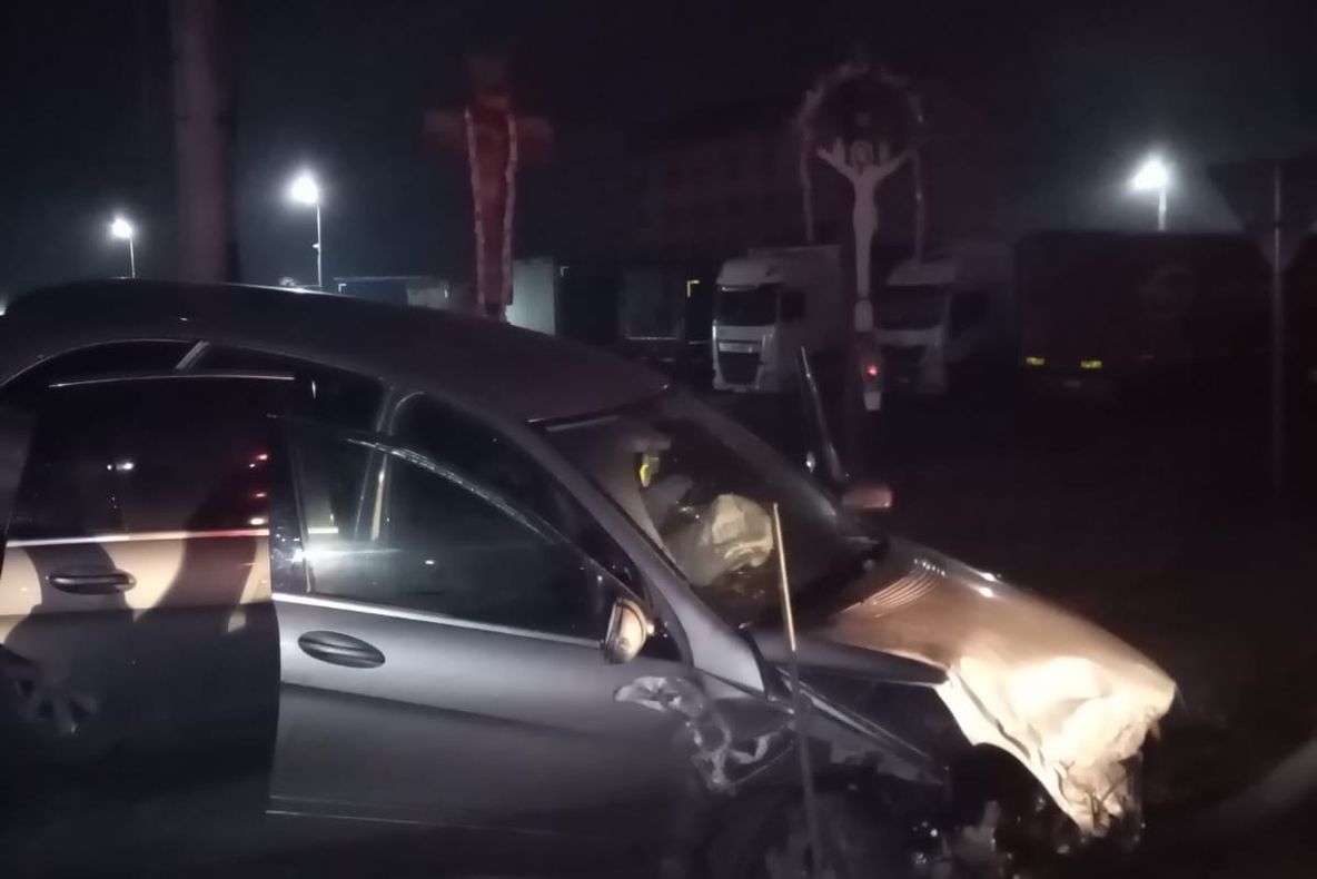 FOTO | Doi răniți după ce un șofer a intrat pe contrasens