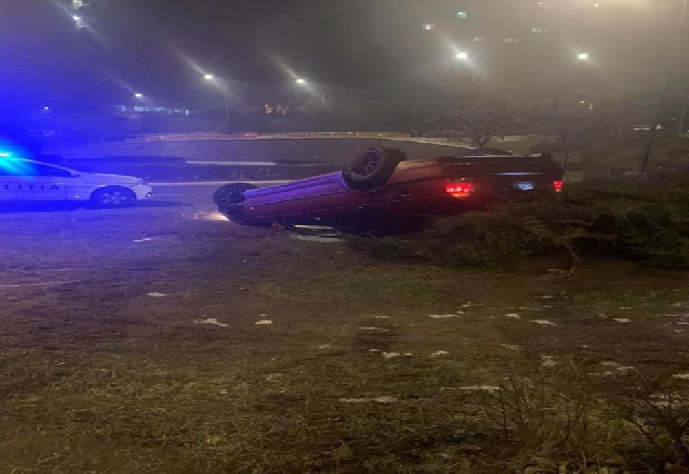 FOTO | Un “şofer” beat şi fără permis s-a răsturnat cu BMW-ul la ieşire din Cluj-Napoca