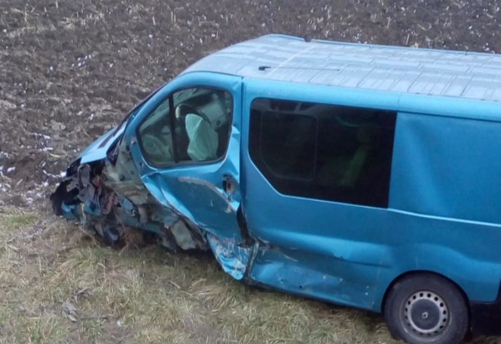 FOTO | Bărbat rănit într-un accident la ieşire din Gherla! O dubă a ajuns pe câmp