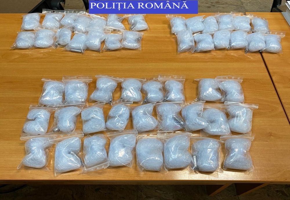 FOTO | Poliţiştii clujeni au descoperit 81 de plase de braconaj în ghiozdanul unui tânăr din Beiuş
