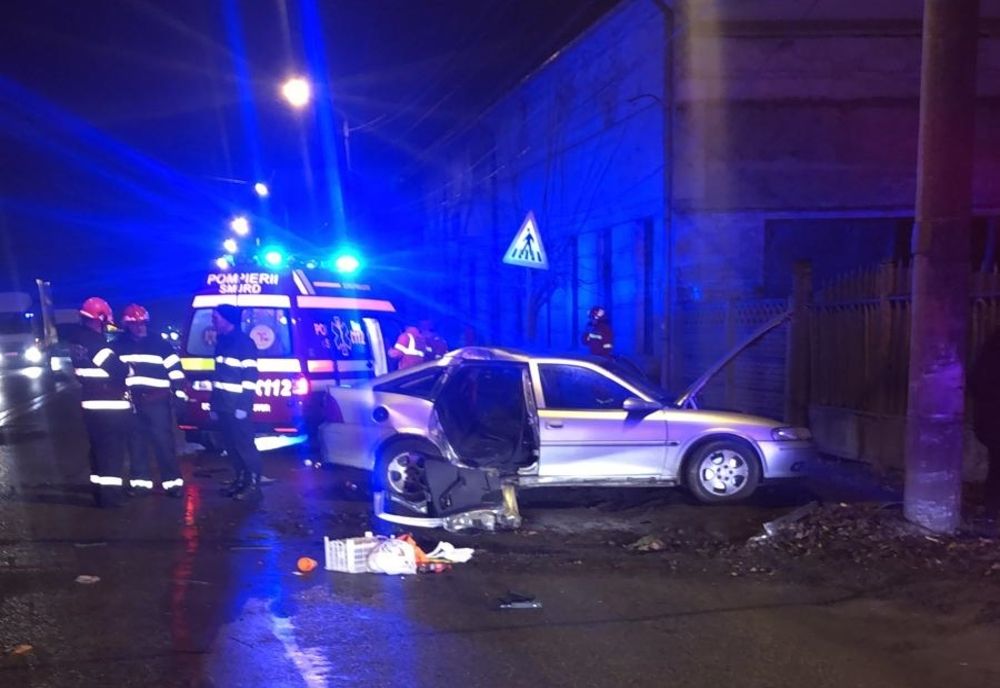 FOTO | Accident în Dej! Patru persoane au fost rănite după ce o maşină a intrat într-un stâlp