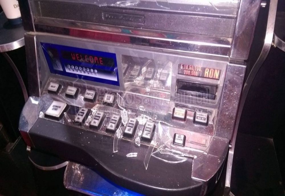 Un tânăr şi-a agresat mama şi i-a furat telefonul! Poliţiştii l-au găsit la "păcănele"