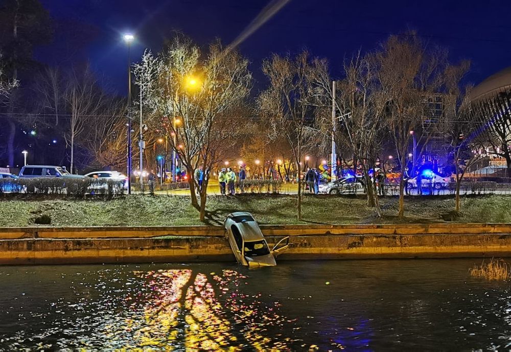 FOTO | Accident în Cluj-Napoca: un şofer nevinovat a căzut cu maşina în Someş