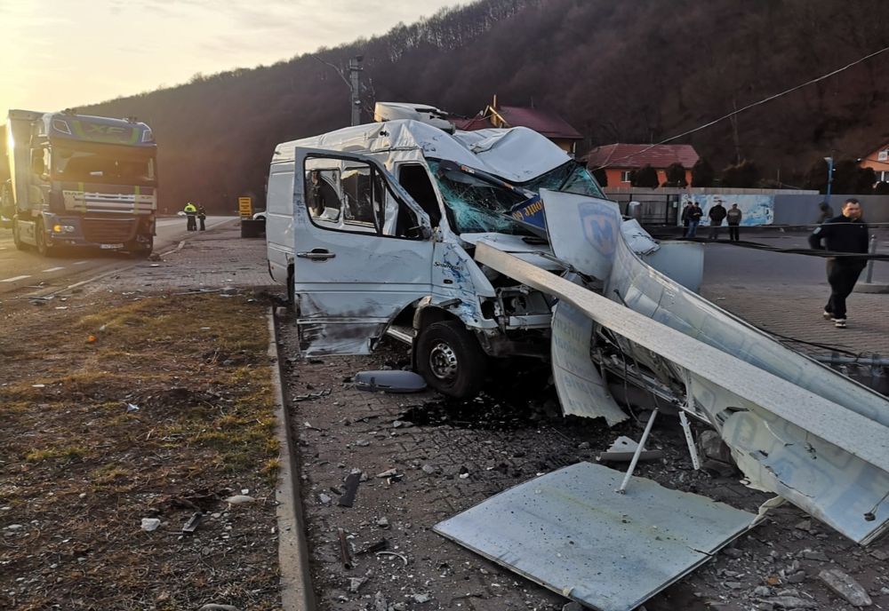Accident între Cluj şi Oradea! Impact violent între un microbuz de pasageri şi un TIR (FOTO)
